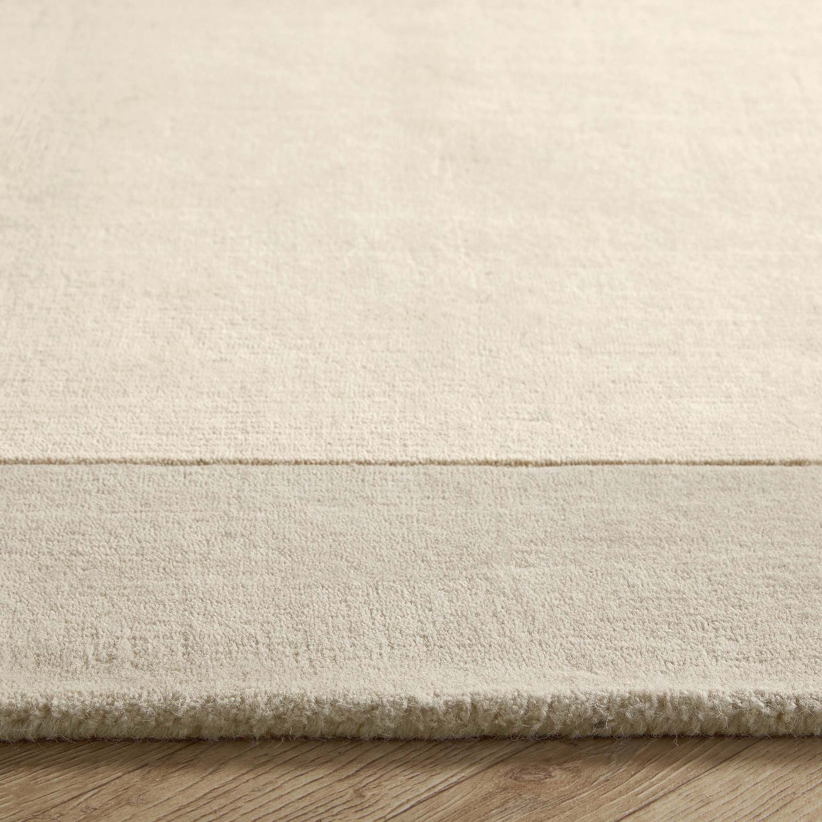 Border Nautral Rug - a 100% wool rug featuring a darker natural border. 