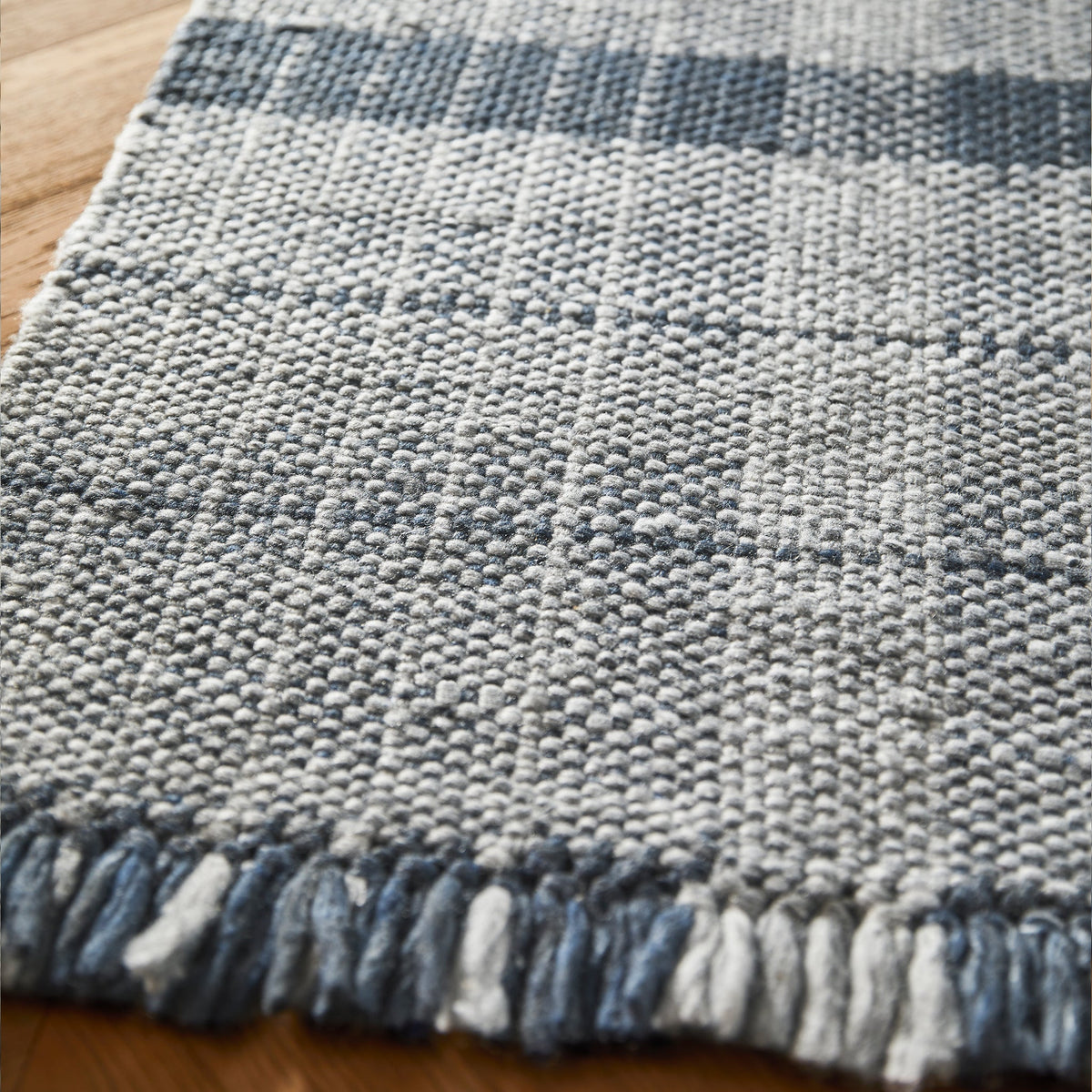 Large Check Rug Highland Check Rug Navy | Hug Rug