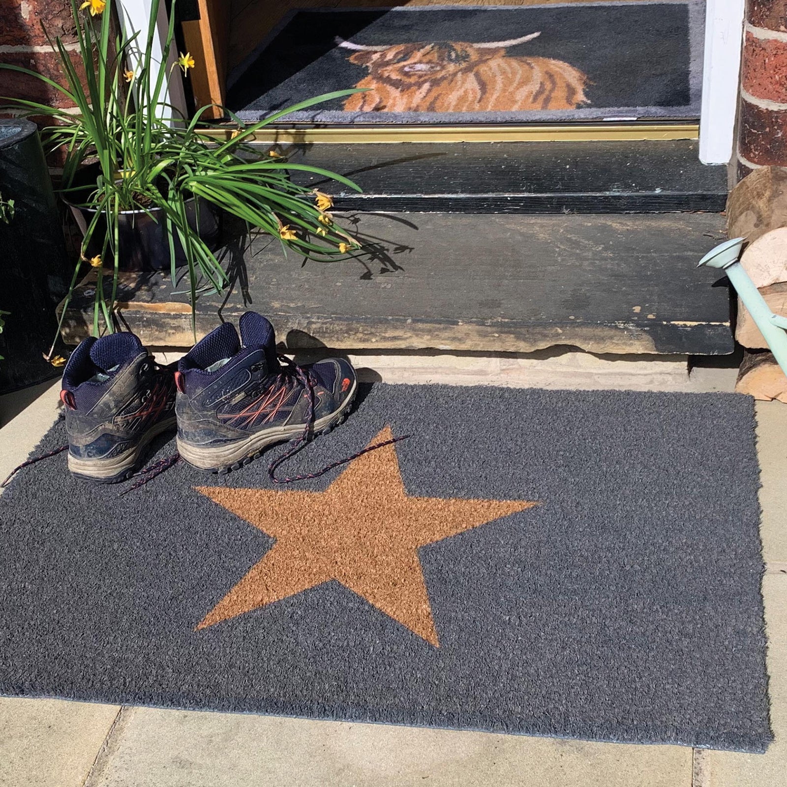 Inverse Stat Coir Doormat made from natural coconut fibres, featuring a star against a black background. 