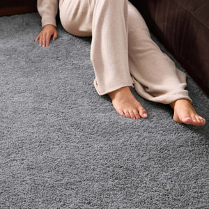 Close-up of Luxe Grey Runner with a shaggy grey pile.