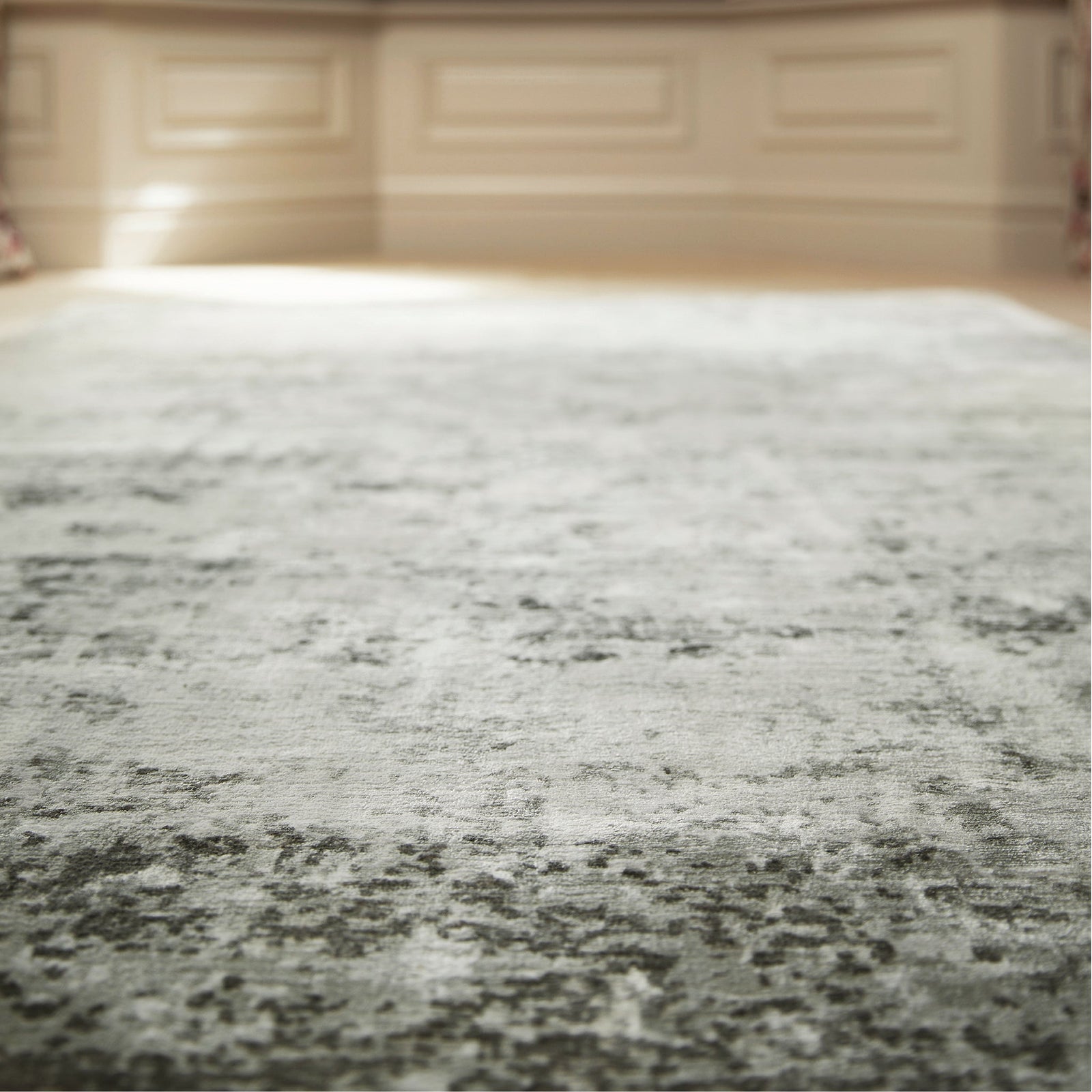 Persia Fossil Mist Rug made from 100% viscose, featuring a diamond pattern in the centre.