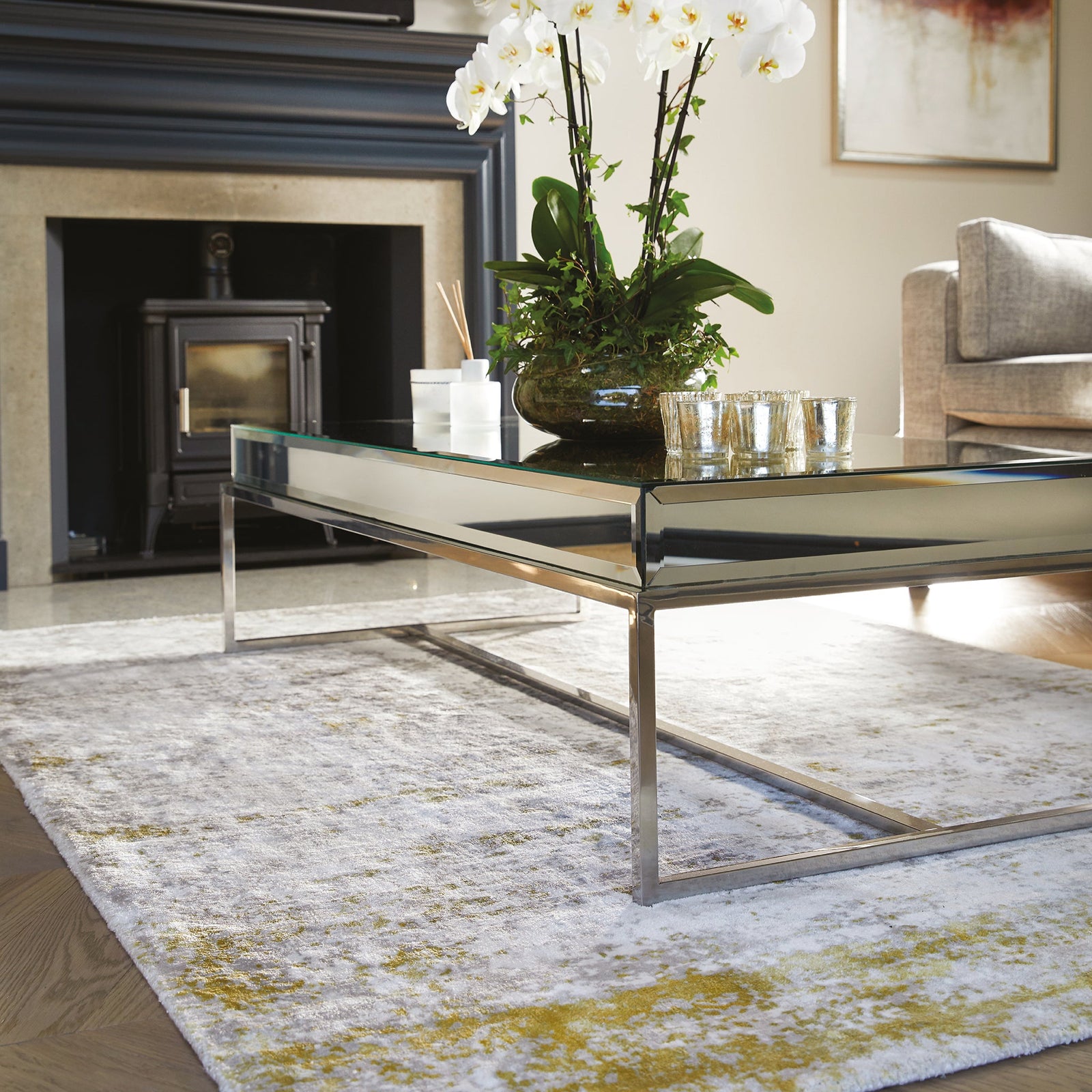 Persia Gold Rug made from 100% viscose, featuring a diamond pattern in the centre.