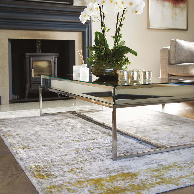 Persia Gold Rug made from 100% viscose, featuring a diamond pattern in the centre.