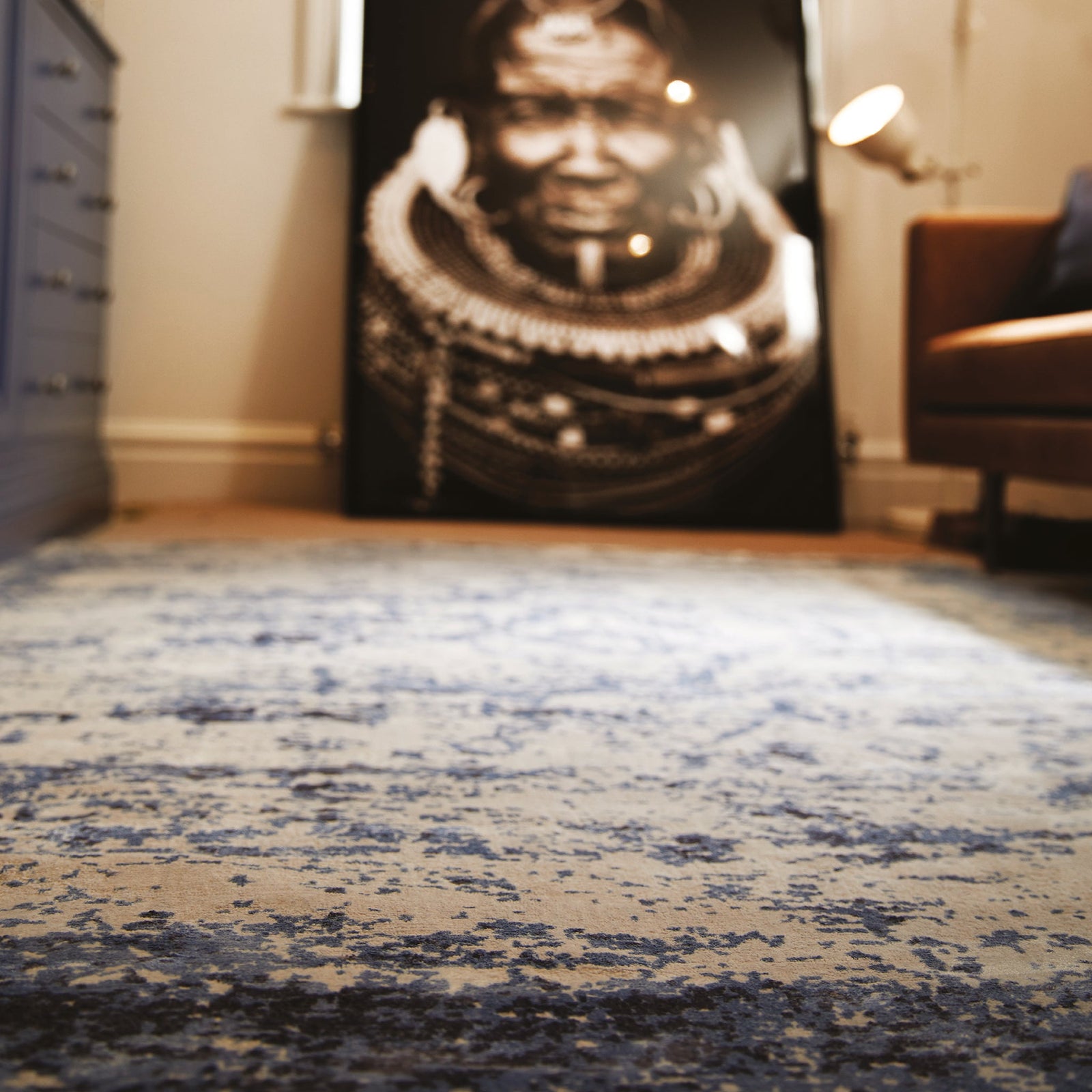 Persia Rug Midnight Oyster Rug made from 100% viscose, featuring a diamond pattern in the centre. 