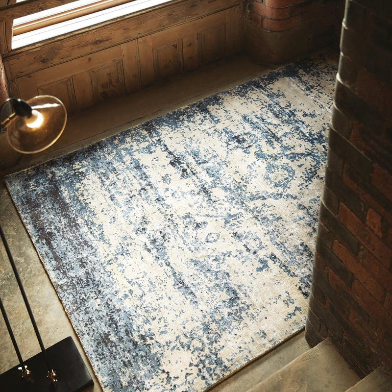 Persia Rug Midnight Oyster Rug made from 100% viscose, featuring a diamond pattern in the centre. 