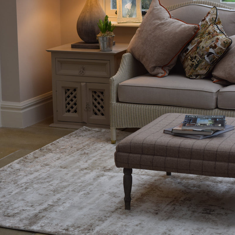 Persia Rug Mocha Cloud Rug made from 100% viscose, featuring a diamond pattern in the centre. 