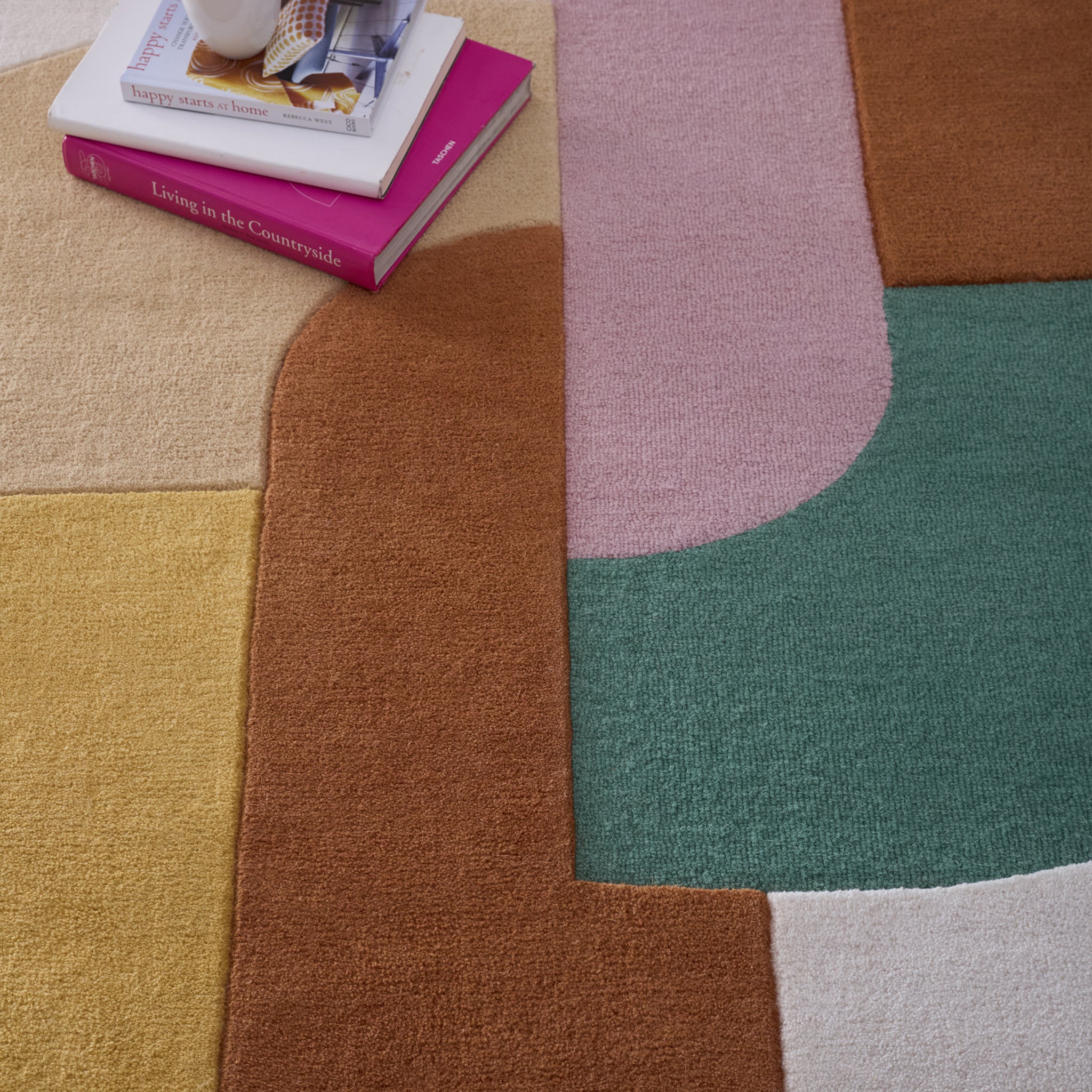 Retro deco - 100% wool cut loop pile, hand-tufted rug in pink with a sculptured 3D geometric pattern. 