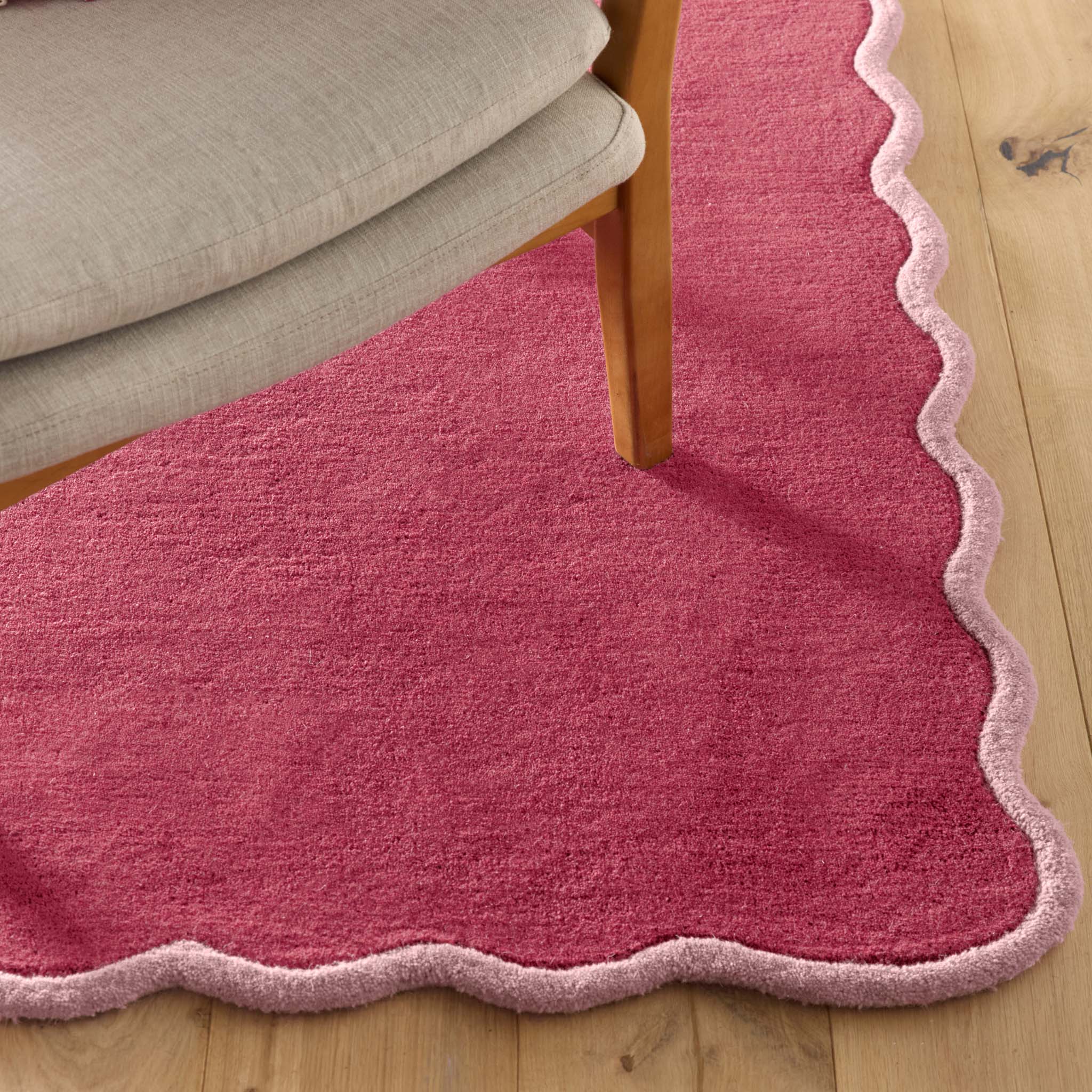 Scalloped Elise Coral Rug - 100% wool rug in dark pink with a lighter pink scalloped border. 