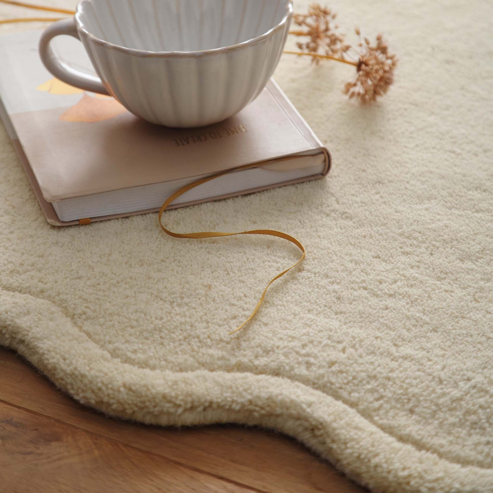 Scalloped Elsie Rug Cream- 100% wool rug featuring a wavy border.