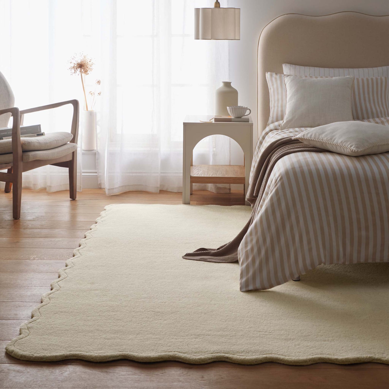 Scalloped Elsie Rug Cream- 100% wool rug featuring a wavy border.