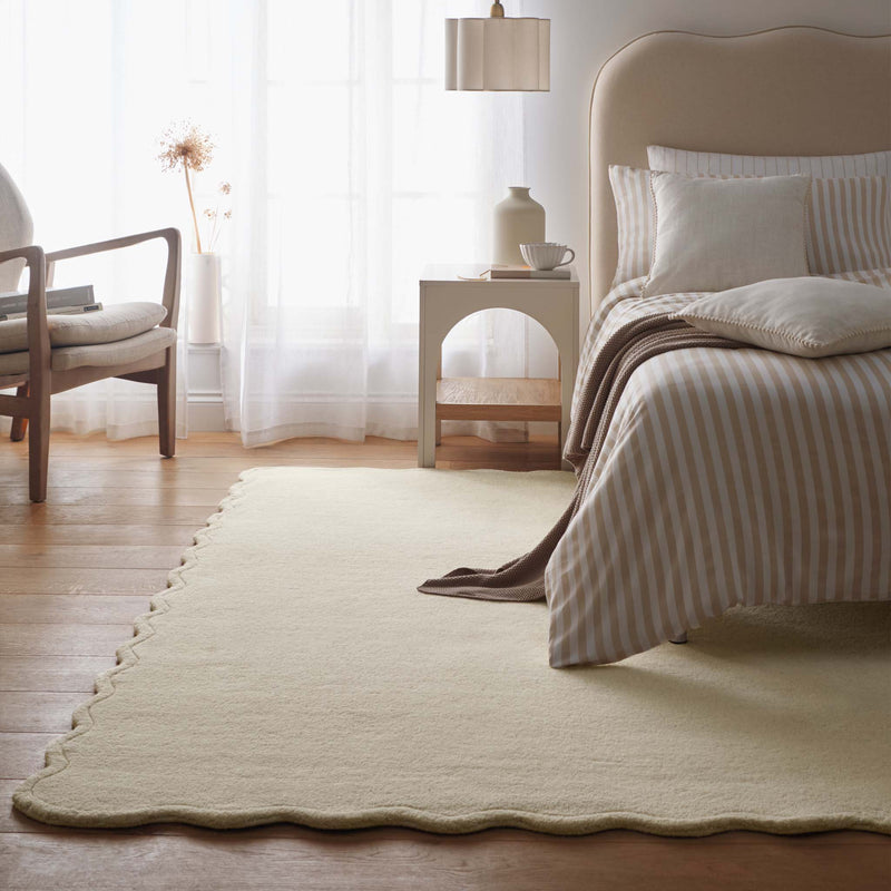 Scalloped Elsie Rug Cream- 100% wool rug featuring a wavy border.