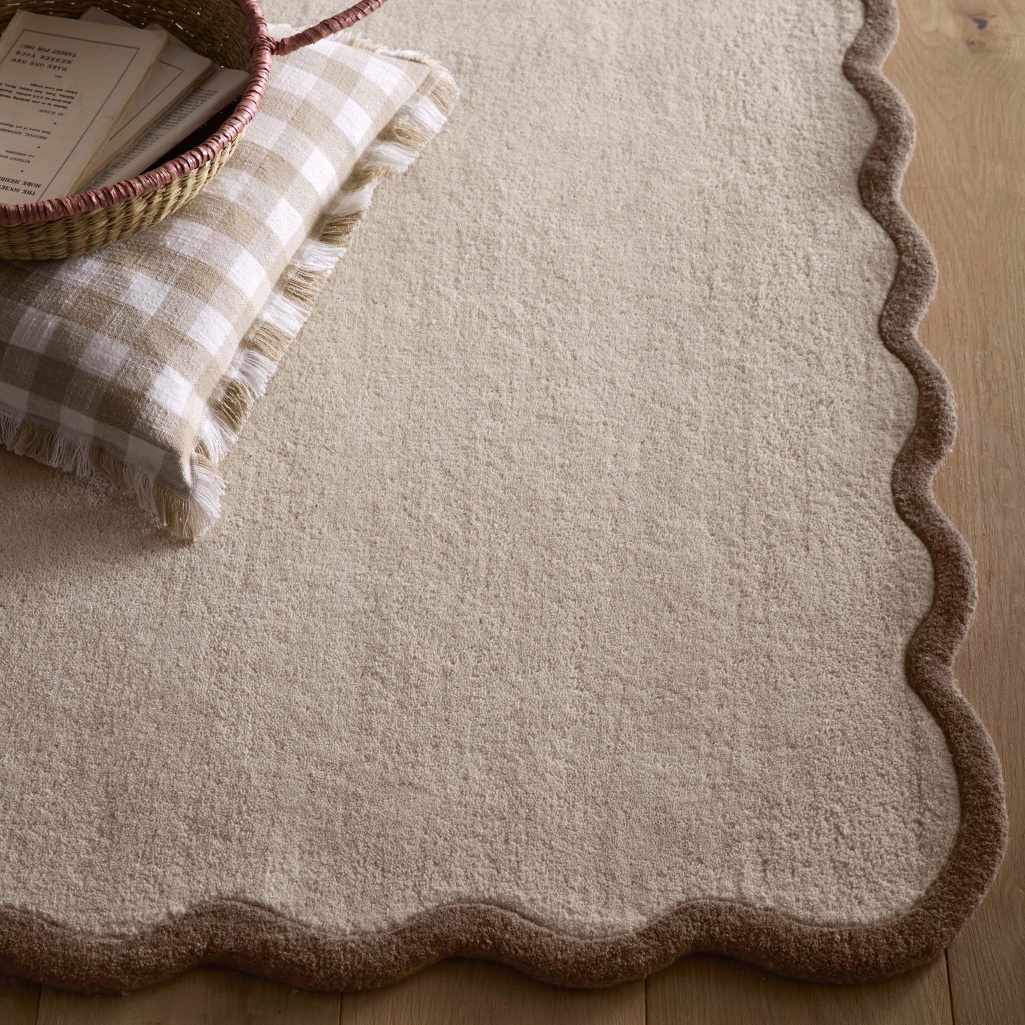 Scalloped Elsie Rug Natural/Brown- 100% wool rug with a natural brown wavy border.