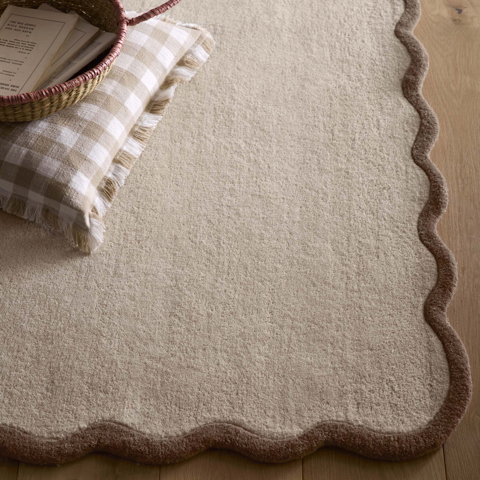 Scalloped Elise Natural/ Brown Runner Rug- 100% wool runner featuring a brown wavy border.