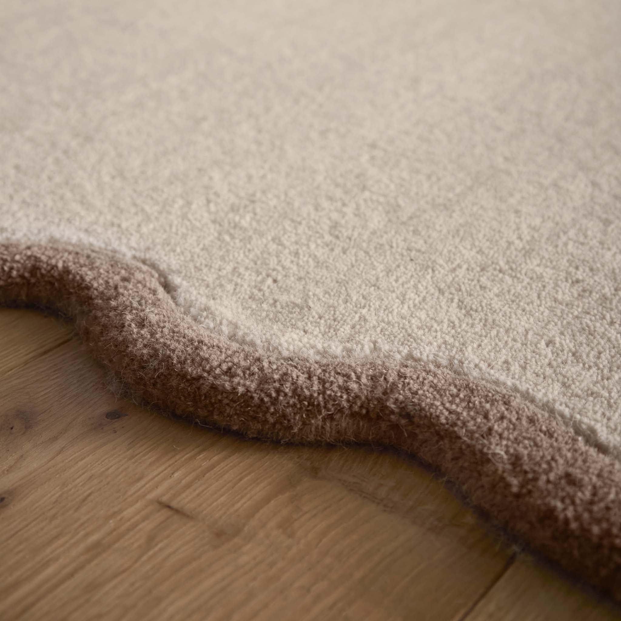 Scalloped Elsie Rug Natural/Brown- 100% wool rug with a natural brown wavy border.
