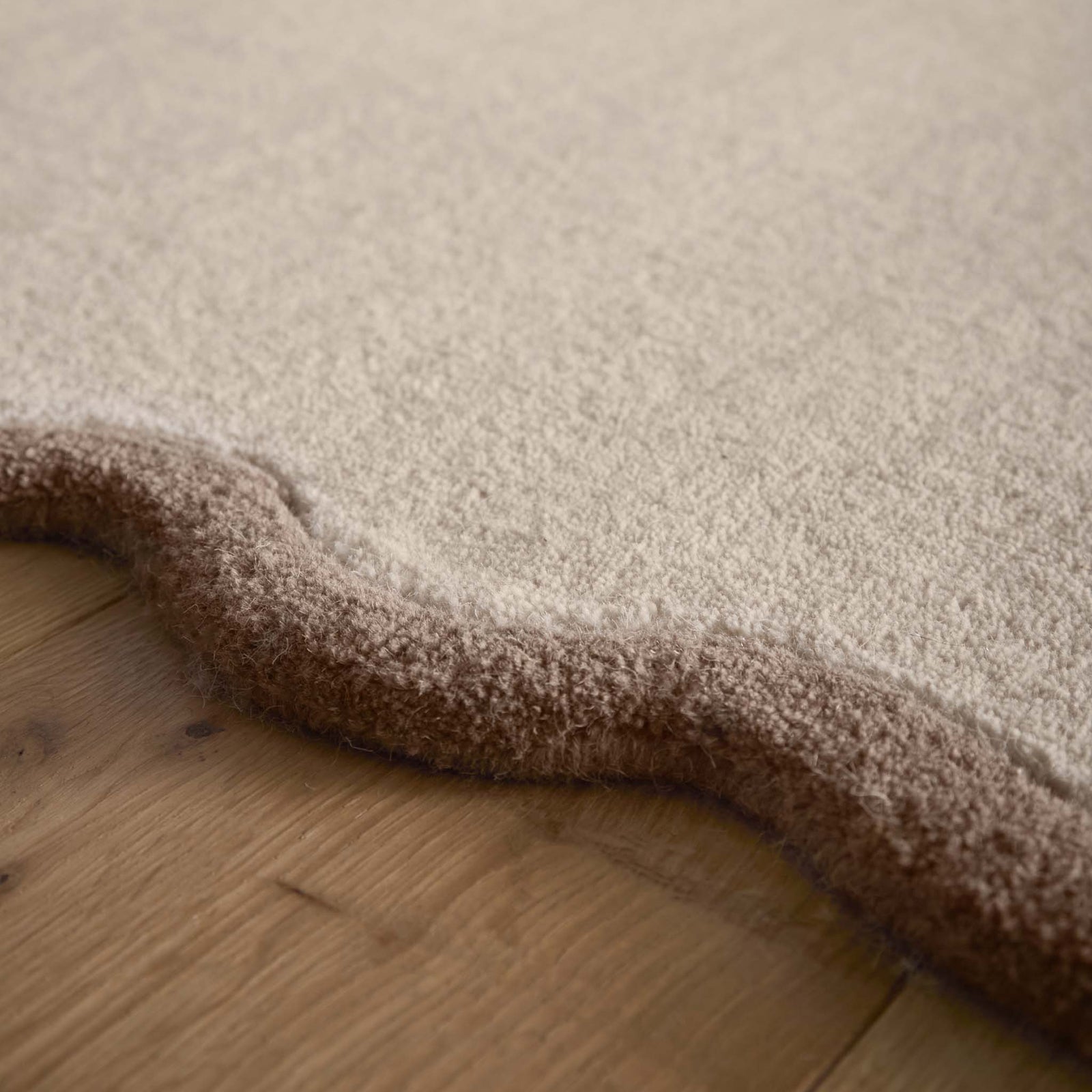 Scalloped Elise Natural/ Brown Runner Rug- 100% wool runner featuring a brown wavy border.