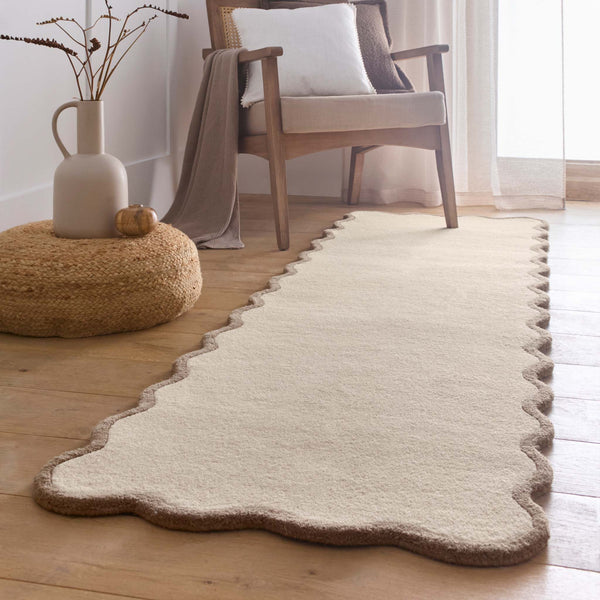 Scalloped Elise Natural/ Brown Runner Rug- 100% wool runner featuring a brown wavy border.