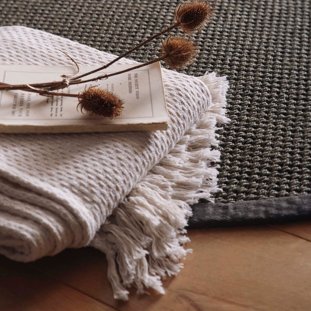 Sisal Grey with Dark Grey Border Rug made from 100% sisal in a solid grey. 