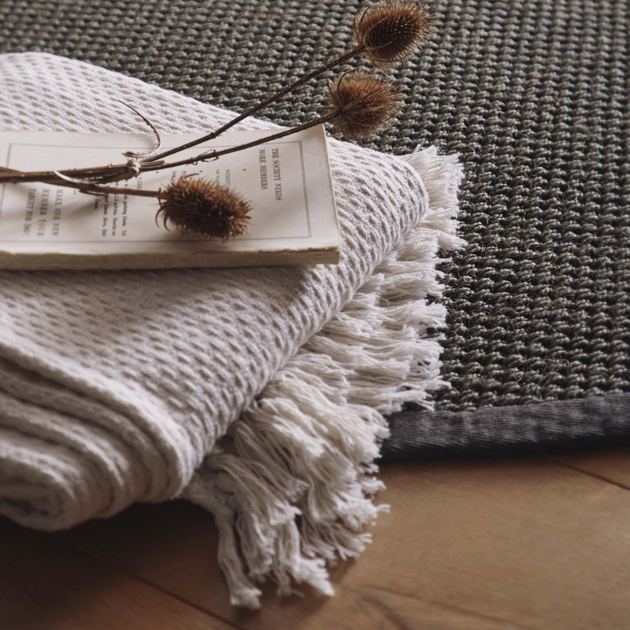 Sisal Grey with Dark Grey Border Rug made from 100% sisal in a solid grey. 