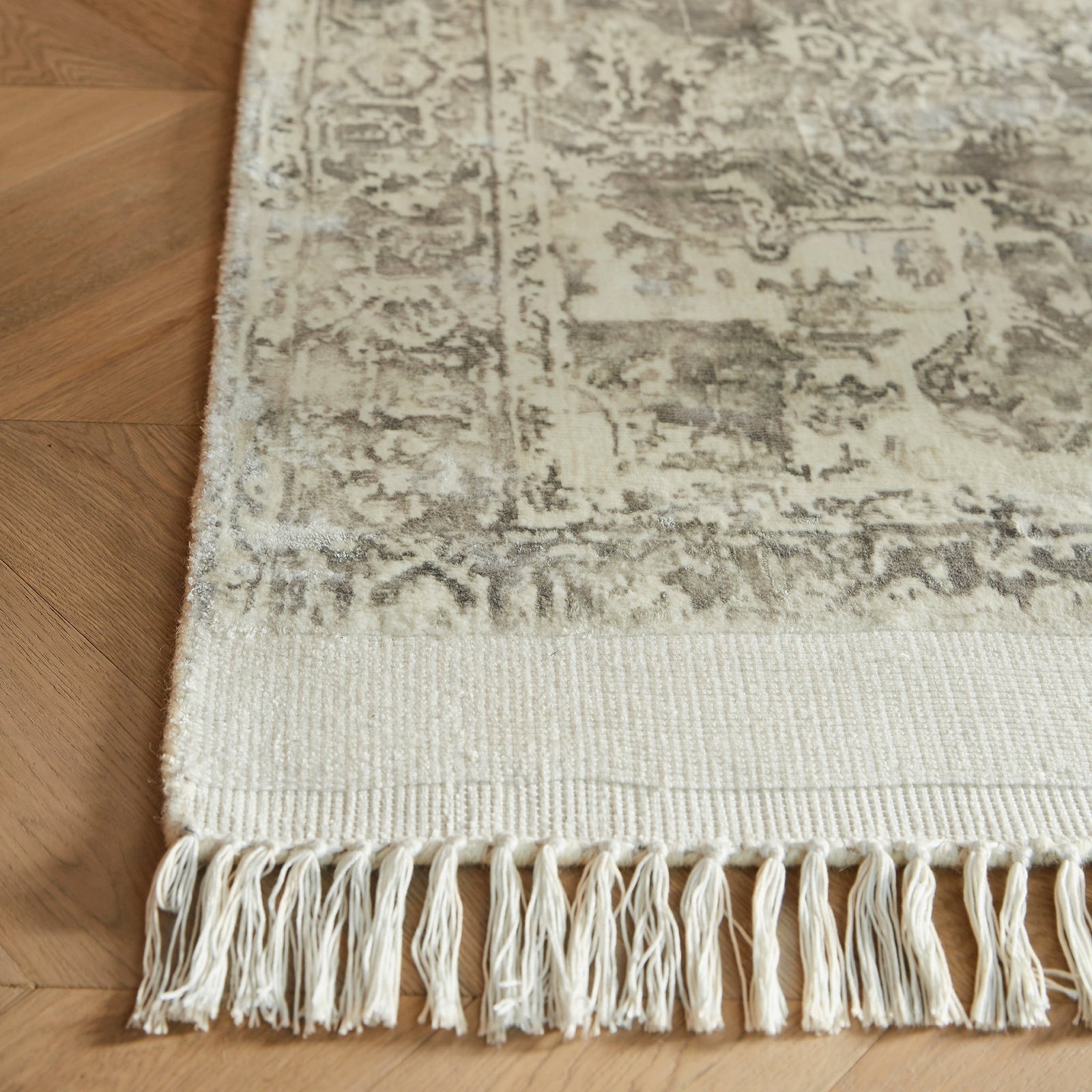 Vintage Fringe Mocha/Oyster Rug made from 100% viscose, featuring a silver and white pattern.
