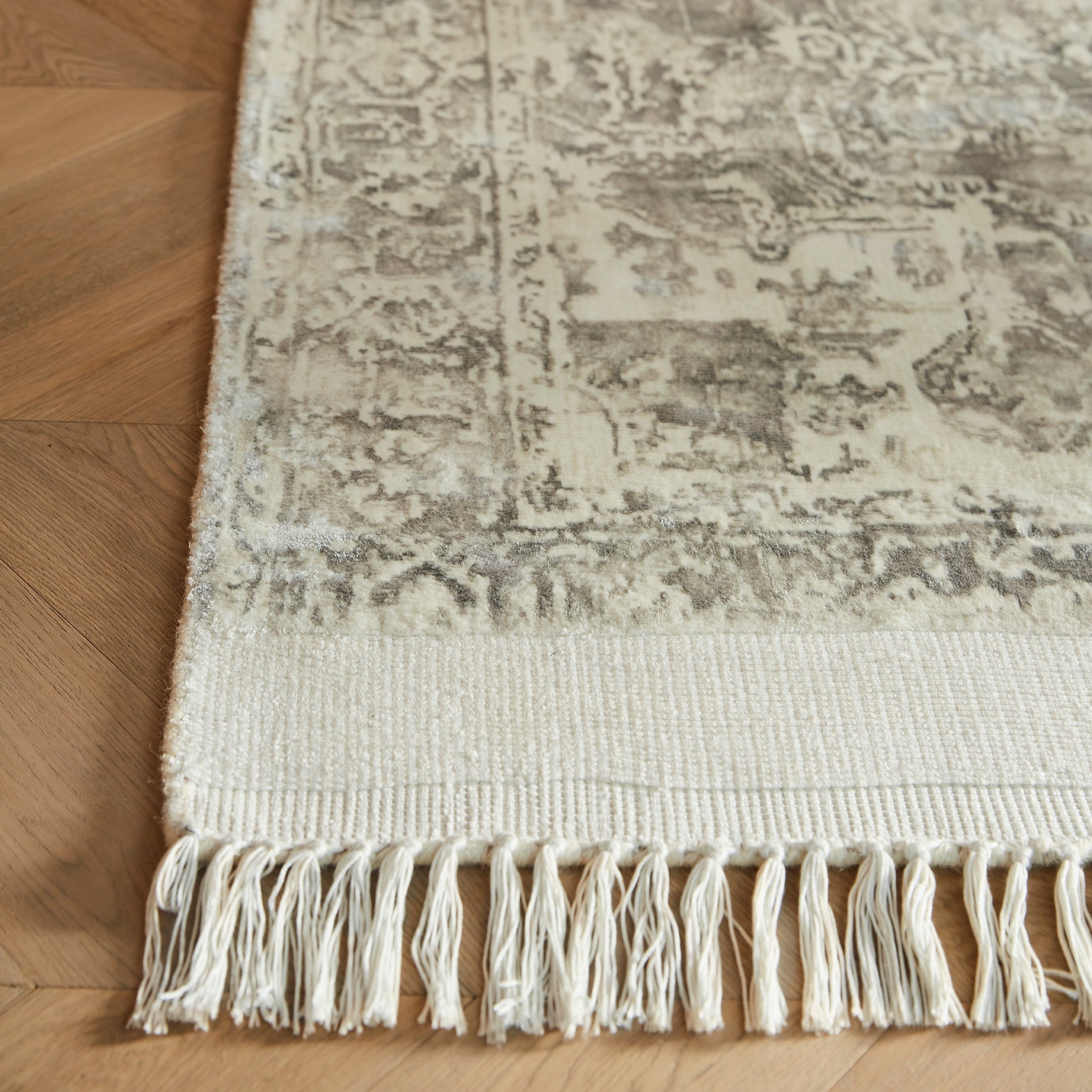 Vintage Fringe Mocha/Oyster Rug made from 100% viscose, featuring a silver and white pattern.