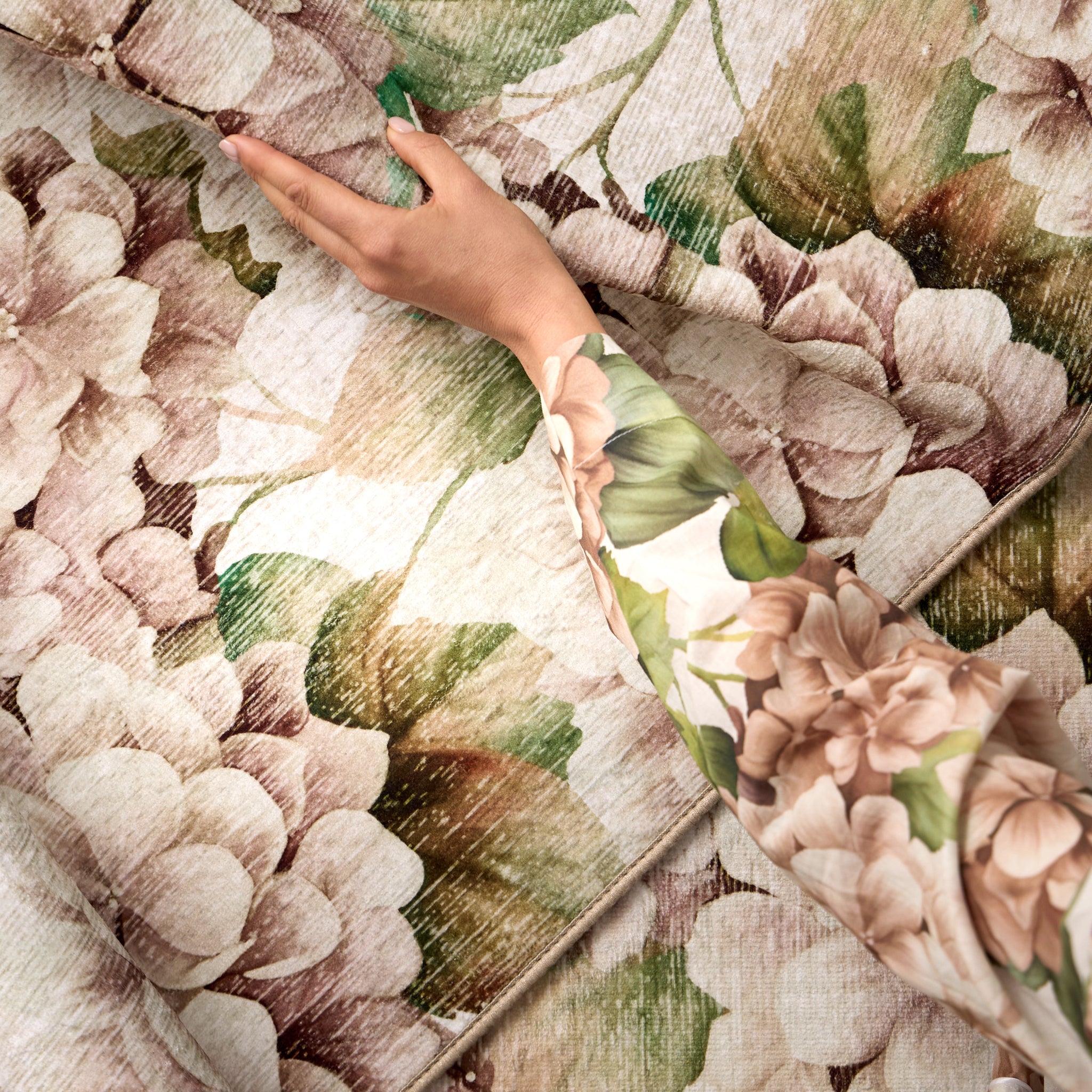 Wild hydrangea Eco Washable Rug made from 100% recycled materials, featuring oversized hydrangeas. 